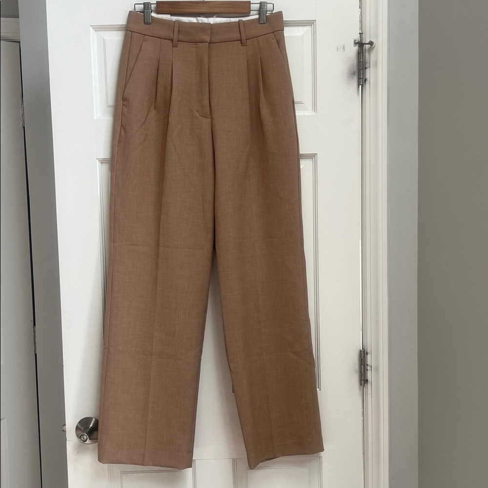 Aritzia
The Effortless Pant™ - (Re)ssential
Heather Gold/Camel
BNWT 
Size 8